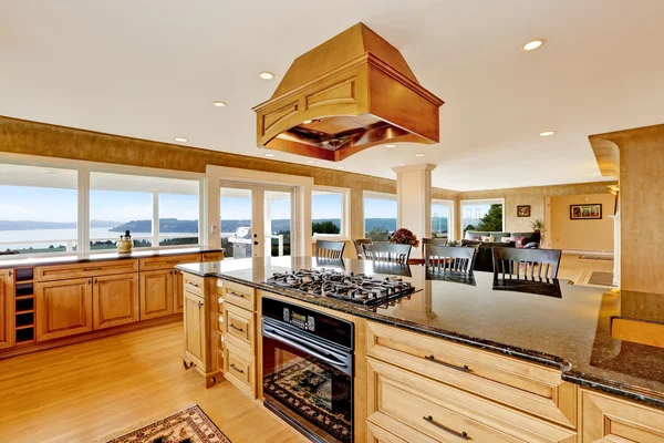 Cucina di lusso con vista acqua, isola e lavandino . — Foto Stock