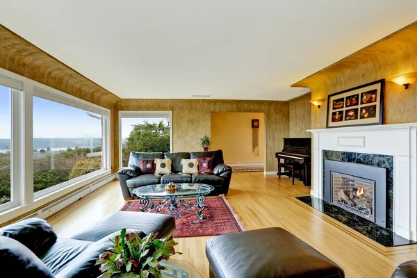 Pěkně zařízený obývací pokoj s dřevěnou podlahou — Stock fotografie