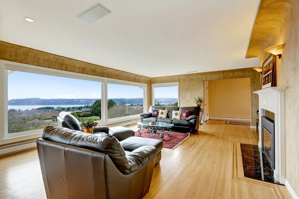 Salón muy bien amueblado con suelo de madera — Foto de Stock