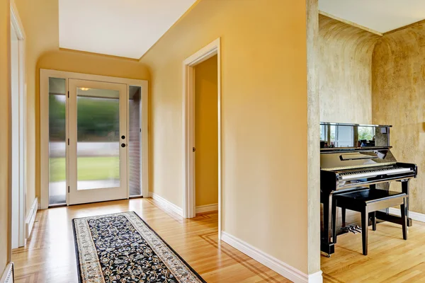 Hall d'entrée avec porte vitrée, parquet et tapis . — Photo