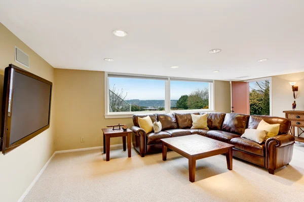 Velké béžové obývací pokoj s koženou pohovkou — Stock fotografie