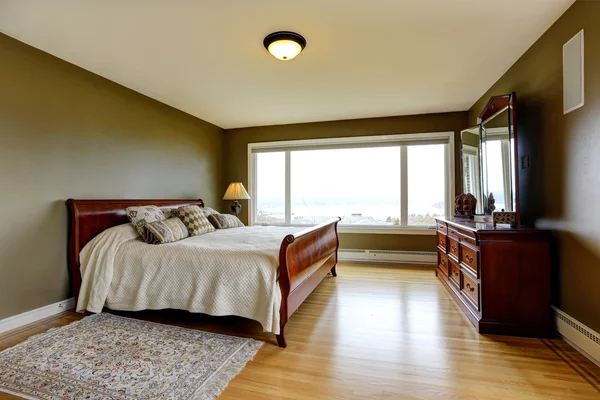 Chambre de luxe moderne avec lit, commode et table de chevet . — Photo