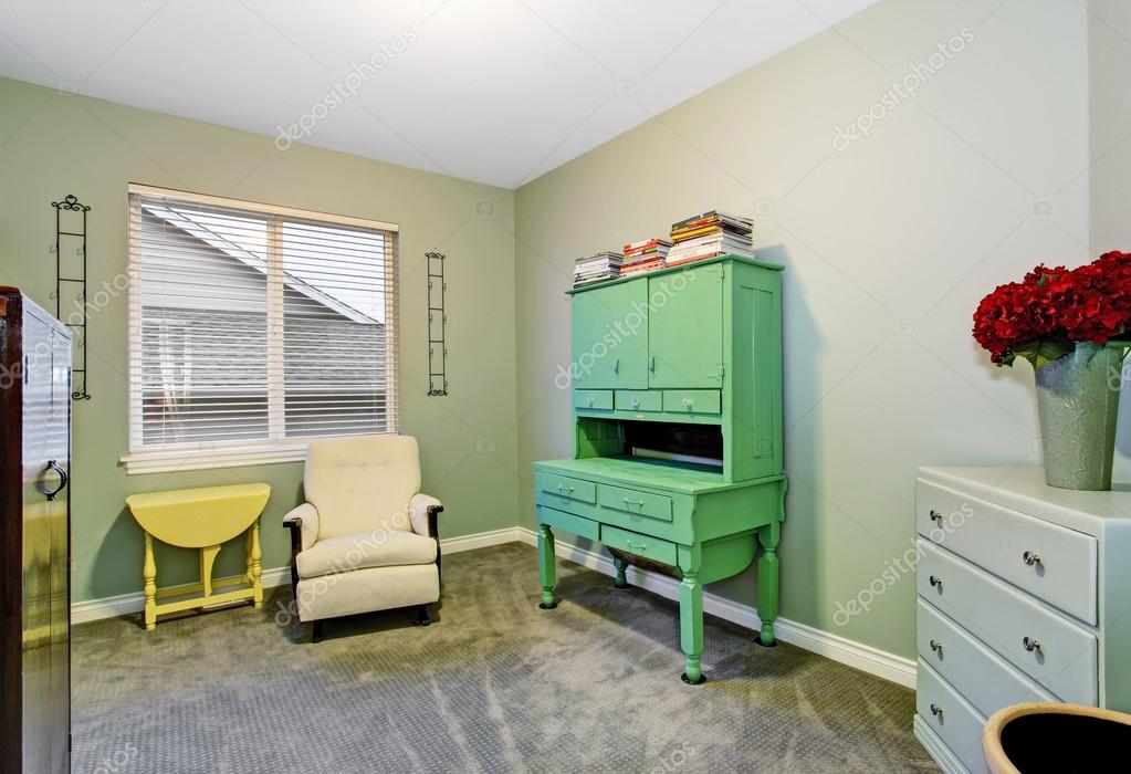 Souterrain Kamer interieur met comfortabele fauteuil en oude meubels ... Souterrain Kamer interieur met comfortabele fauteuil en oude meubels ...