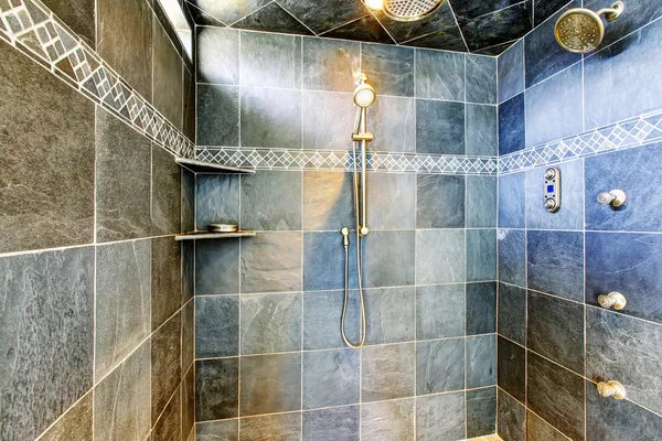 Baño moderno ducha a ras de suelo con sistema de vapor moderno . — Foto de Stock