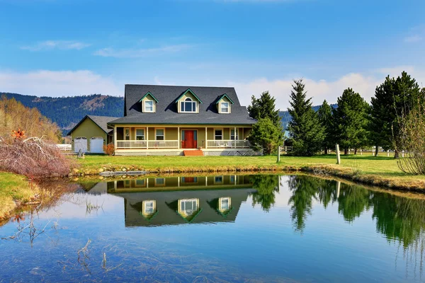 Gammalt klassiskt amerikanskt hus med veranda — Stockfoto