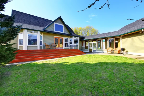 Patio trasero casa americana verde con porche y patio — Foto de Stock