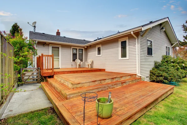 Imagen de Gran terraza trasera de madera con dos sillas . — Foto de Stock