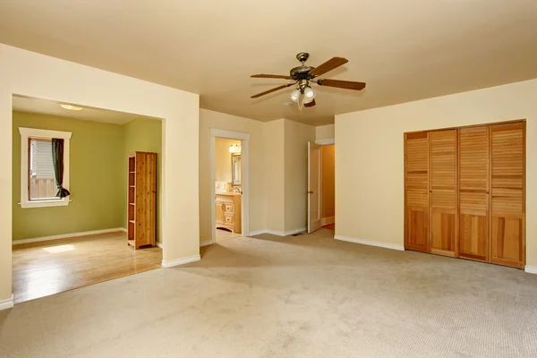 Old craftsman style house with beige interior paint. — Stock Photo, Image