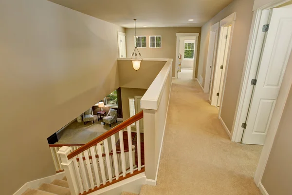 Hallway interior with carpet floor and beige walls — Stock Photo, Image