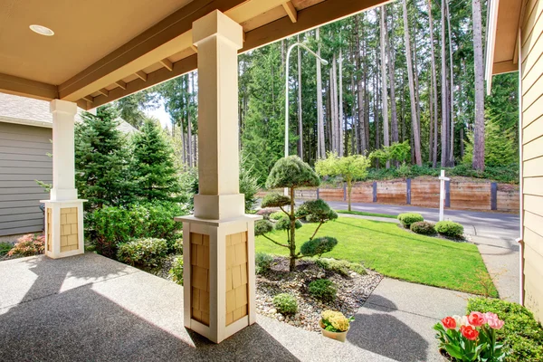 View of well designed landscape from the covered porch. — Stock Photo, Image