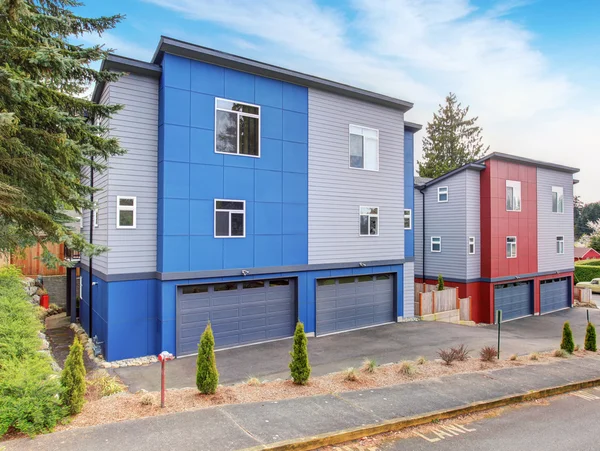 Bardzo zmodernizowany Apartament z kolory czerwony i niebieski, wraz z garażu i podjazd. — Zdjęcie stockowe