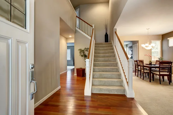 Ljus entryway med utsikt över trappa, Hall och matsal. — Stockfoto
