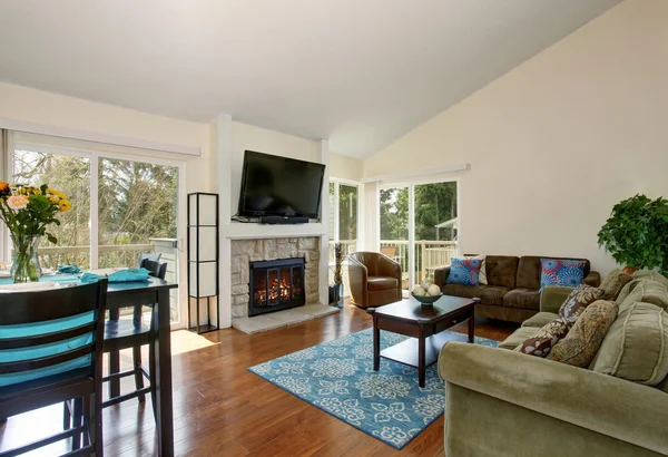 Excellent living room with blue rug and fireplace. — Stock Photo, Image