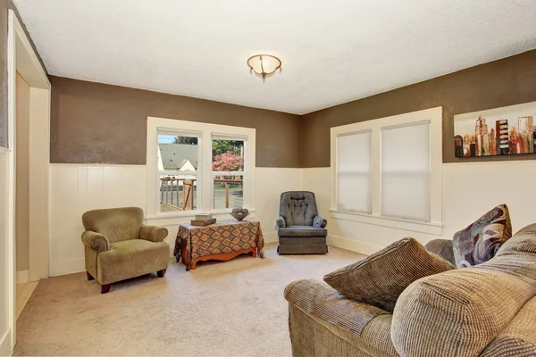 Interior de la sala de estar americana con paredes marrones y panel de tablón blanco . —  Fotos de Stock