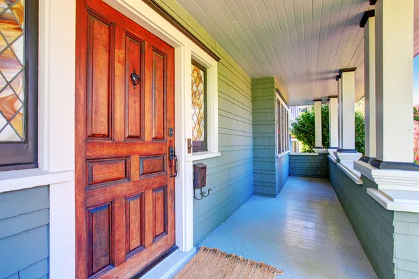 Huis exterieur. Perfecte overdekte veranda met witte zuilen en toegangsdeur. — Stockfoto