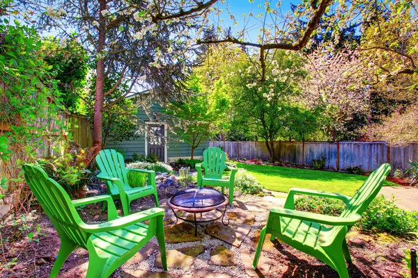 Patio met groene stoelen en natuurstenen vloer. — Stockfoto