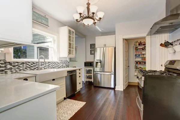 Ruang dapur putih dengan lemari es baja tahan karat dan lantai kayu keras . — Stok Foto