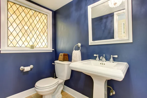 Briljante badkamer met blauwe muren en hardhouten vloer. — Stockfoto