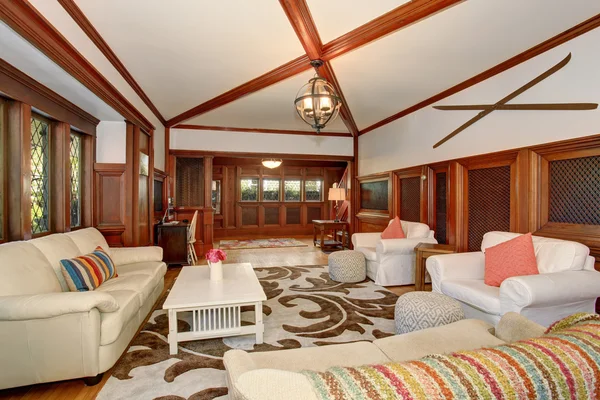 Luxus-Wohnzimmer-Interieur mit braunen Holzverkleidungen und Gewölbedecke mit Balken — Stockfoto
