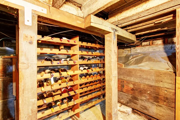 Vinný sklep s lahví v dřevěných paměťové jednotky. — Stock fotografie