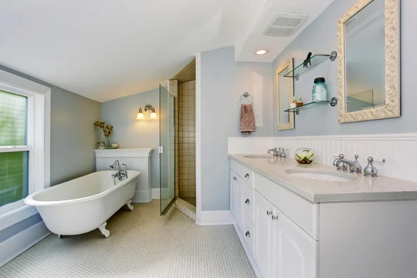 Elegante baño en tonos azules pastel con bañera blanca en la esquina . — Foto de Stock