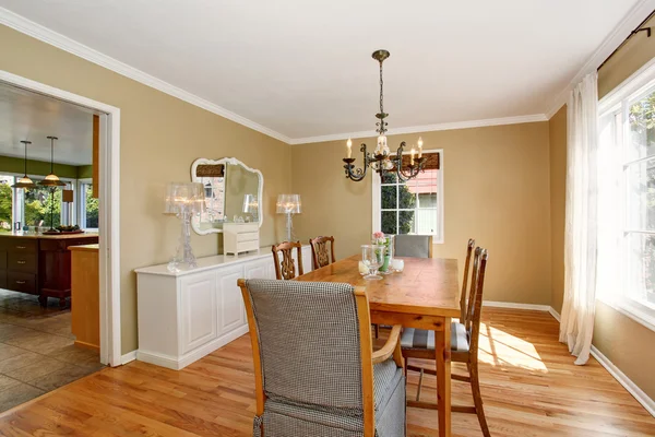 Diseño interior. Brillante comedor con mesa de madera . —  Fotos de Stock