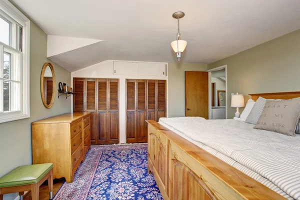 Al piano superiore camera da letto con letto matrimoniale in legno e armadio a muro . — Foto Stock