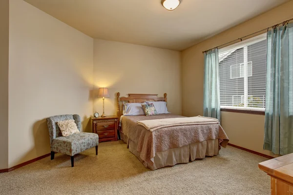 Chambre élégante aux couleurs douces avec rideaux bleus et lit beige — Photo