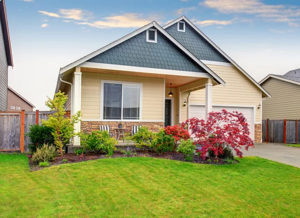 Hermoso atractivo acera de la casa beige dulce con jardín delantero verde — Foto de Stock