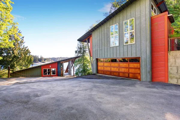 Geweldige moderne huis met garage en een prachtig uitzicht op het meer. — Stockfoto