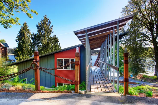 Grand porche couvert et non meublé de maison de luxe avec vue sur le lac . — Photo