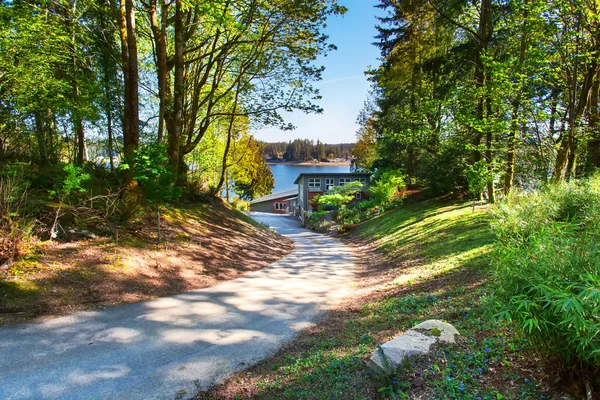 Amazing modern house with garage and a wonderful view of the lake. — Stock Photo, Image