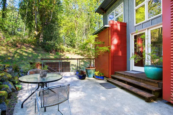 Kleine betonnen patio gebied van verbazingwekkende Lake House met groen. — Stockfoto