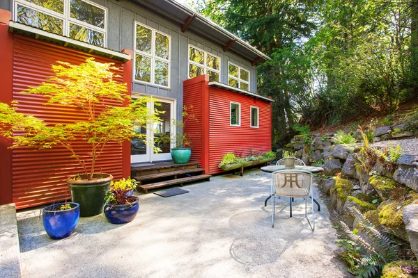 Small concrete Patio area of amazing lake house with greenery. — Stock Photo, Image