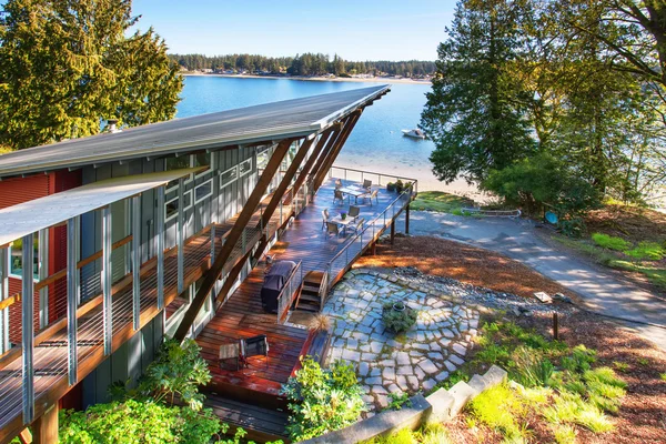 Large covered and furnished porch of luxury house with view of the lake — Stock Photo, Image