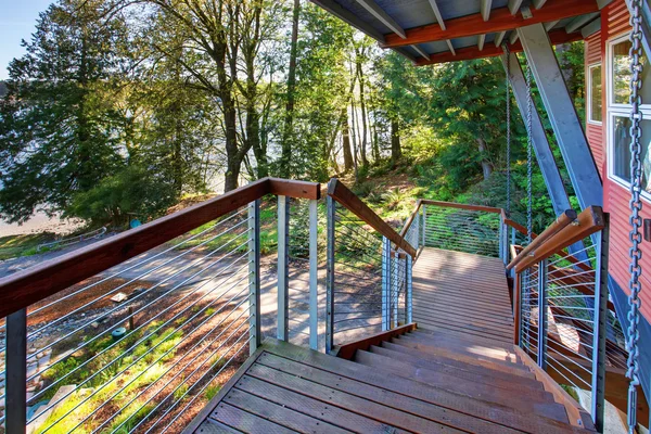 Pasarela cubierta de increíble casa del lago con vegetación . —  Fotos de Stock