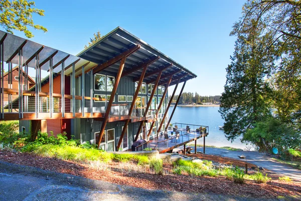 Große überdachte und möblierte Veranda des Luxus-Hauses mit Blick auf den See — Stockfoto