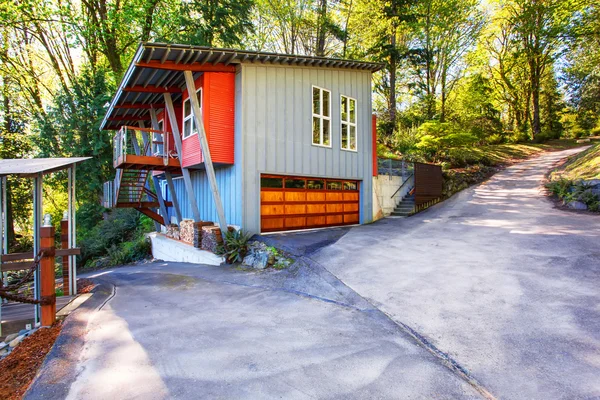 Geweldige moderne huis met garage en een prachtig uitzicht op het meer. — Stockfoto