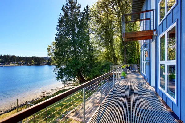 Grote ongemeubileerde veranda van luxe huis met uitzicht op het meer. — Stockfoto