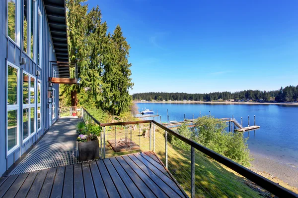 Walkout däck med lyxigt hem med en fantastisk utsikt över sjön. — Stockfoto
