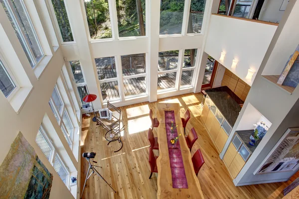 Vista panoramica della splendida sala da pranzo nella moderna casa al lago . — Foto Stock