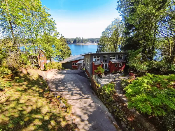 Geweldige moderne huis met garage en een prachtig uitzicht op het meer. — Stockfoto