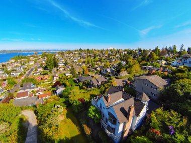 Büyük evin balkonundan inanılmaz manzara.