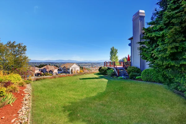 Geräumiger Hinterhof mit grasbewachsenem Garten und herrlicher Aussicht. — Stockfoto