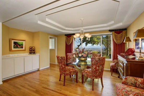 Geweldige dining room interieur in Amerikaanse klassieke stijl. — Stockfoto