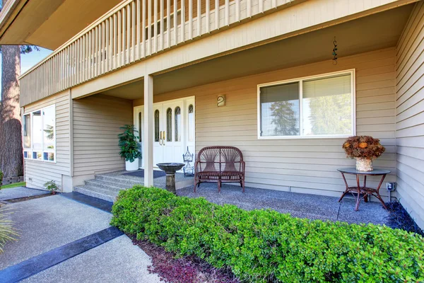 View of cozy porch with concrete walkway and trimmed hedges. — Stock Photo, Image