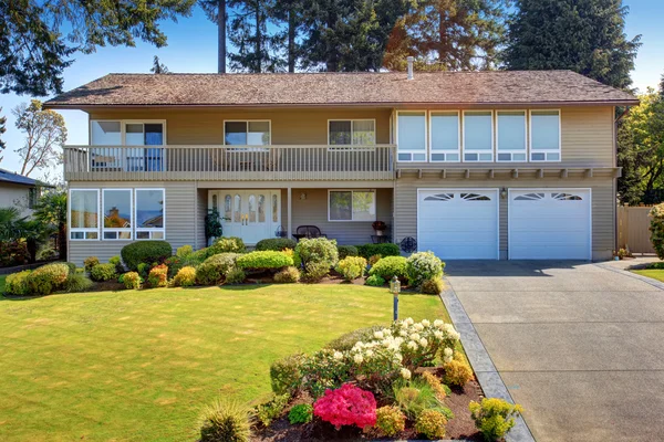 Hermoso atractivo acera de casa de dos pisos con pintura exterior beige . —  Fotos de Stock
