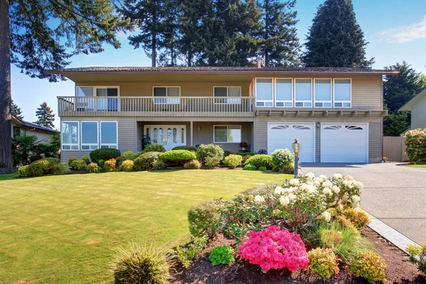 Hermoso atractivo acera de casa de dos pisos con pintura exterior beige . — Foto de Stock