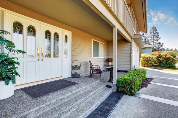 Spacious entrance porch with white Double front doors of luxury home. — Stock Photo, Image