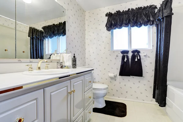 Elegante baño blanco con cortina azul oscuro, suelo de baldosa y armarios —  Fotos de Stock